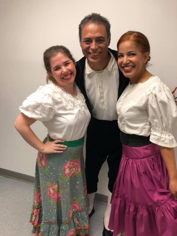 Elizabeth con vestuario de ópera junto a colegas
